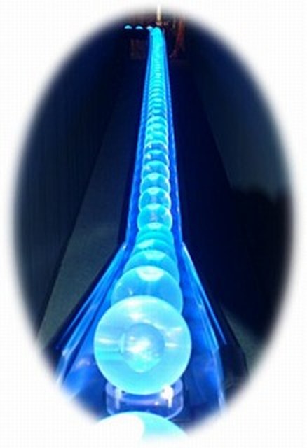 お砂を納めた宝珠が、暗闇のなかに青く灯る
